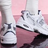 New Balance 530 caminando
